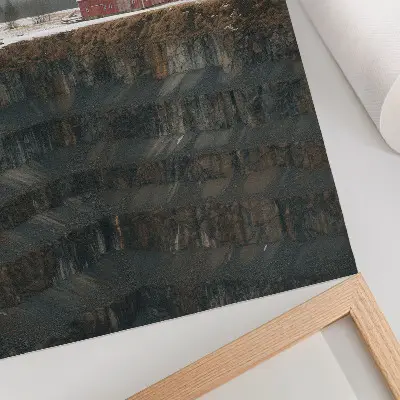 Kunstdruck auf Leinwand mit Motiv einer verschneiten Scheune am Hang im nebligen Wald