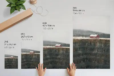 Kunstdruck auf Leinwand mit Motiv einer verschneiten Scheune am Hang im nebligen Wald