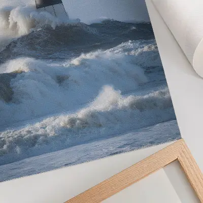 Poster Wellen schlagen gegen einen Leuchtturm mit starkem Kontrast als Zeichen der Kraft der Natur