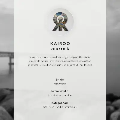 Poster Wellen schlagen gegen einen Leuchtturm mit starkem Kontrast als Zeichen der Kraft der Natur