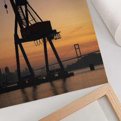 Poster Silhouette eines Industriekrans bei Sonnenuntergang Brücke
