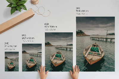 Wandposter Ein Boot in der Bucht, eine friedliche Atmosphäre und natürlicher Charme