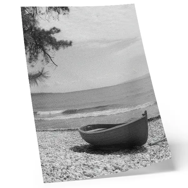 Poster mit Motiv von einem Boot am Strand mit Wellen und harmonischem Himmel für ein friedliches Ambiente