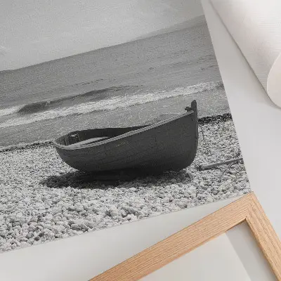 Poster mit Motiv von einem Boot am Strand mit Wellen und harmonischem Himmel für ein friedliches Ambiente
