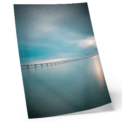 Wandposter Eine Brücke über ruhiges, blaues Wasser