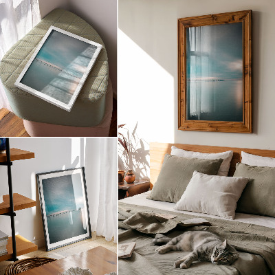 Wandposter Eine Brücke über ruhiges, blaues Wasser