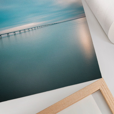 Wandposter Eine Brücke über ruhiges, blaues Wasser