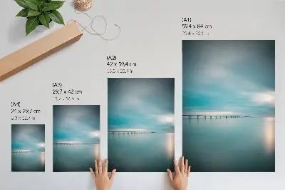 Wandposter eine Brücke über ruhigem blauem Wasser