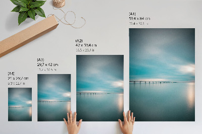 Wandposter Eine Brücke über ruhiges, blaues Wasser