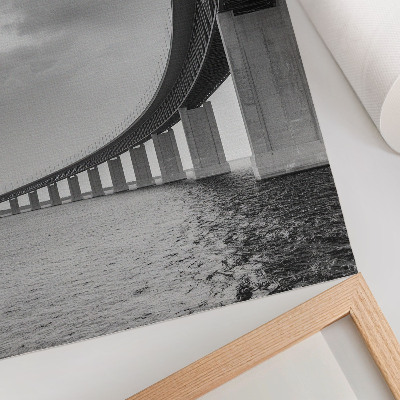 Poster Eine monumentale Brücke in Grautönen