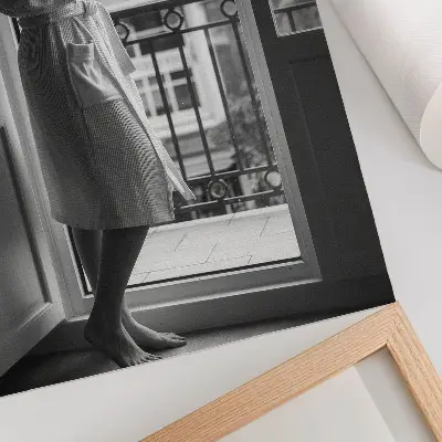 Poster Person am Fenster mit einer Tasse Kaffee in friedlicher Atmosphäre