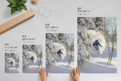 Kunstdruck auf Leinwand ein Motiv mit Skifahrern in einer verschneiten Waldlandschaft