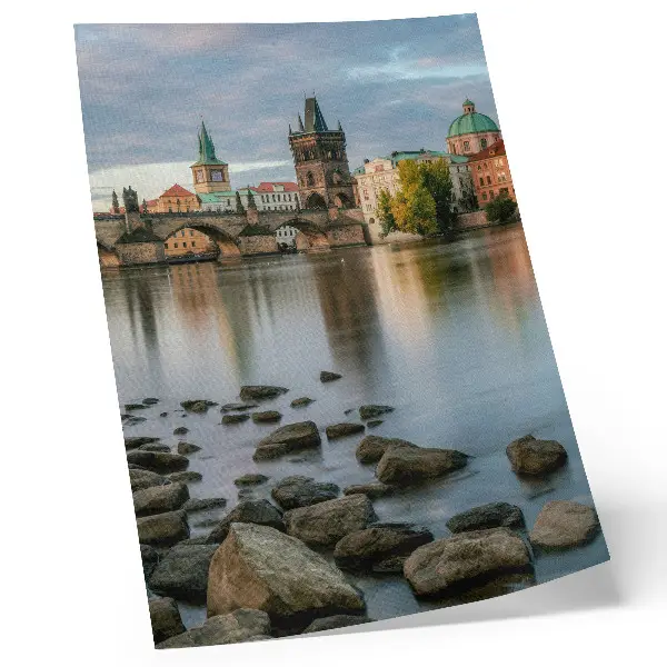 Poster Malerisches Stadtpanorama mit Brücke über den Fluss