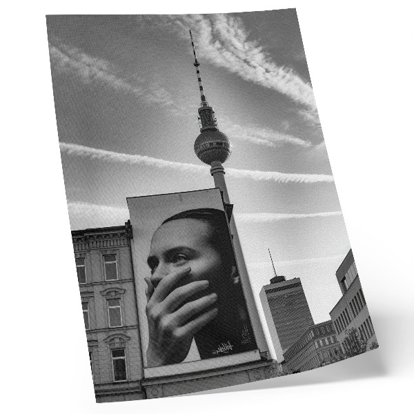 Wandposter Eine Stadt mit einem Wandgemälde und einem Fernsehturm