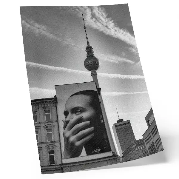 Wandposter eine Stadt mit Wandgemälde und Fernsehturm