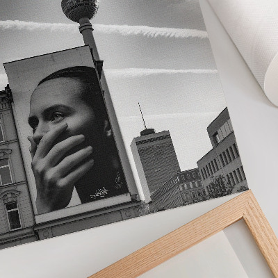 Wandposter Eine Stadt mit einem Wandgemälde und einem Fernsehturm
