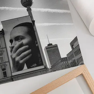 Wandposter eine Stadt mit Wandgemälde und Fernsehturm