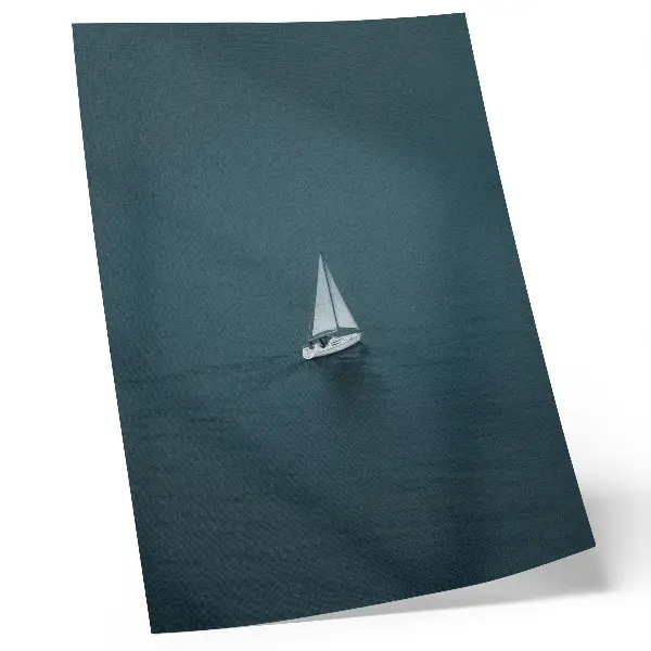 Kunstdruck auf Leinwand eine Yacht auf ruhiger See in minimalistischer Komposition