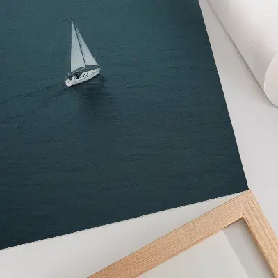 Kunstdruck auf Leinwand eine Yacht auf ruhiger See in minimalistischer Komposition