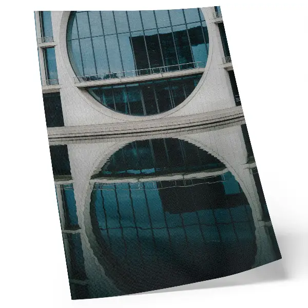 Kunstdruck auf Leinwand moderne Architektur mit Glasspiegelung des Gebäudes