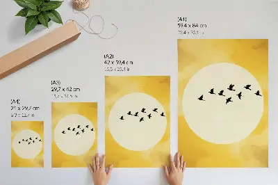 Wandposter mit Vögeln vor einem Kreis auf gelbem Grund