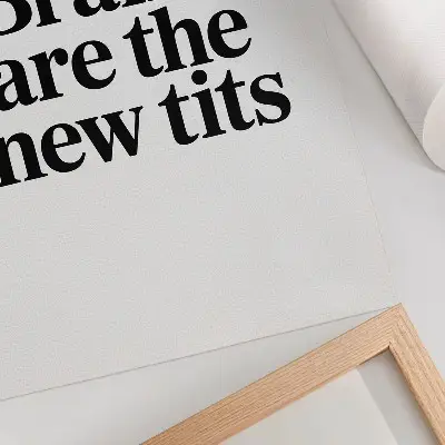 Kunstdruck auf Leinwand mit kontrastierendem Typografiemotiv und inspirierender Botschaft