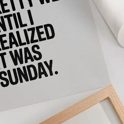 Poster mit kontrastreicher Typografie und humorvoller Botschaft