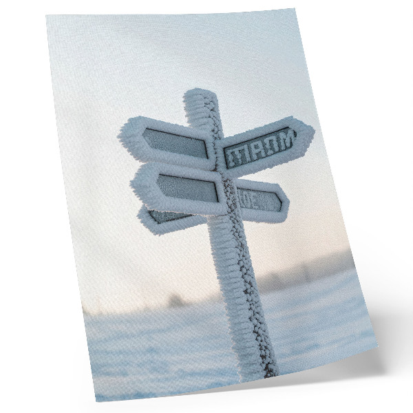 Wandposter Winterlicher Minimalismus mit schneebedecktem Wegweiser