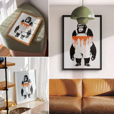 Kunstdruck auf Leinwand ein Gorilla in Latzhose vor leuchtend orangefarbenem Hintergrund