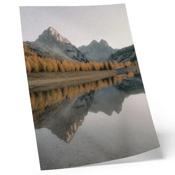 Poster ruhiger See mit Herbstbäumen und Bergspiegelung in der Natur