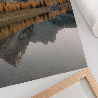 Poster ruhiger See mit Herbstbäumen und Bergspiegelung in der Natur