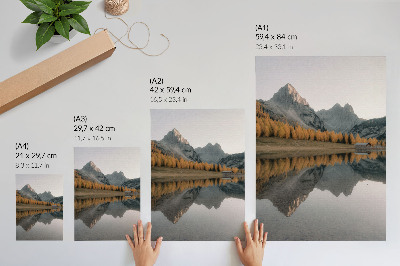 Poster Ruhiger See, Herbstbäume, Spiegelung der Berge, Natur