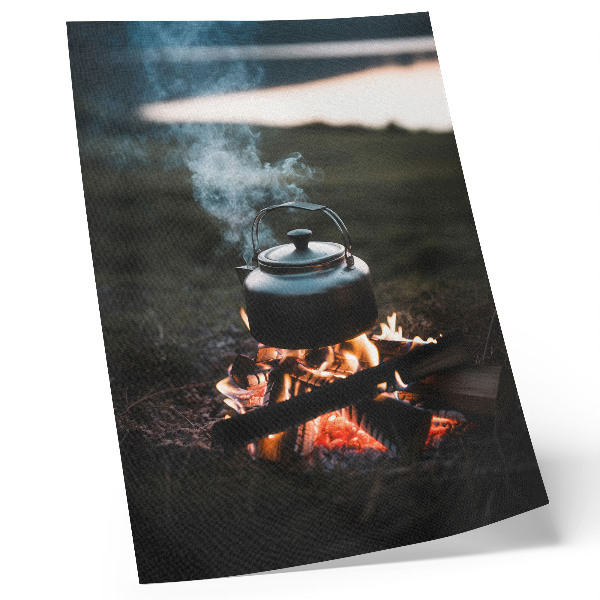 Poster Ein Kessel über einem Feuer im Wald am See