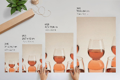 Poster Gläser mit rosa Flüssigkeit auf hellem Hintergrund
