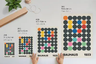 Wandposter mit geometrischen schwarzen Kreisen in leuchtenden Farben im Bauhaus-Stil