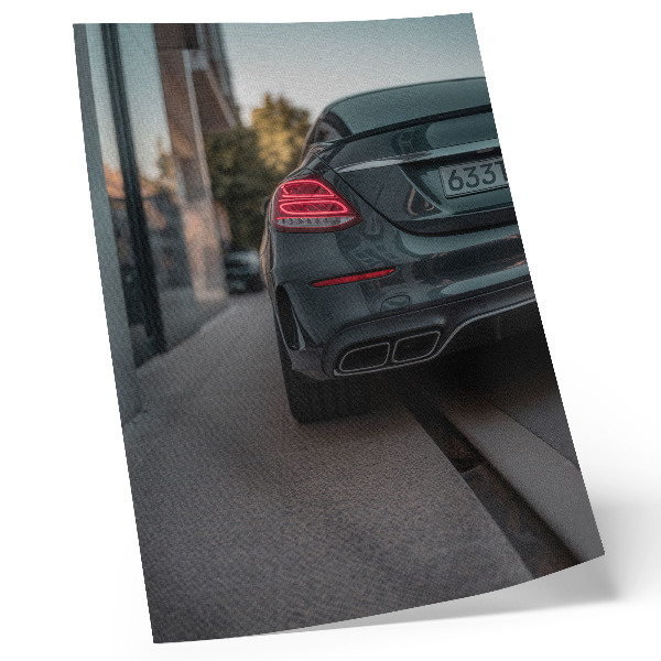 Wandposter Ein stilvolles Auto im urbanen Raum
