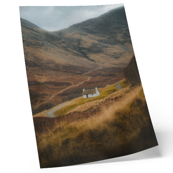 Wandposter Eine Berglandschaft mit einer einsamen Hütte inmitten der Natur