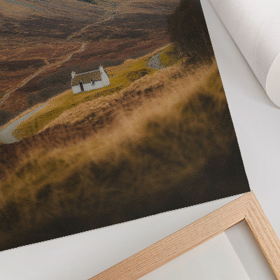 Wandposter Eine Berglandschaft mit einer einsamen Hütte inmitten der Natur