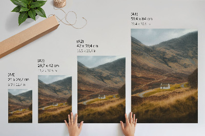 Wandposter Eine Berglandschaft mit einer einsamen Hütte inmitten der Natur