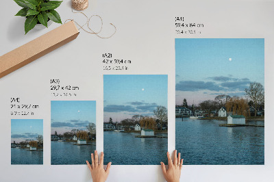 Poster Der Himmel über dem See, die Häuser, der Mond, die Bäume
