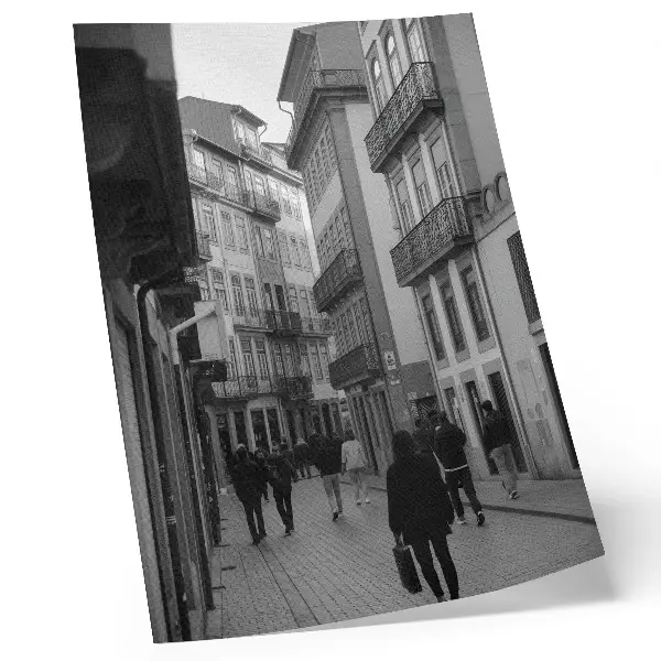 Kunstdruck auf Leinwand Straßenarchitektur in Schwarz-Weiß mit Menschen