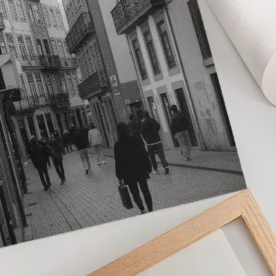 Kunstdruck auf Leinwand Straßenarchitektur in Schwarz-Weiß mit Menschen