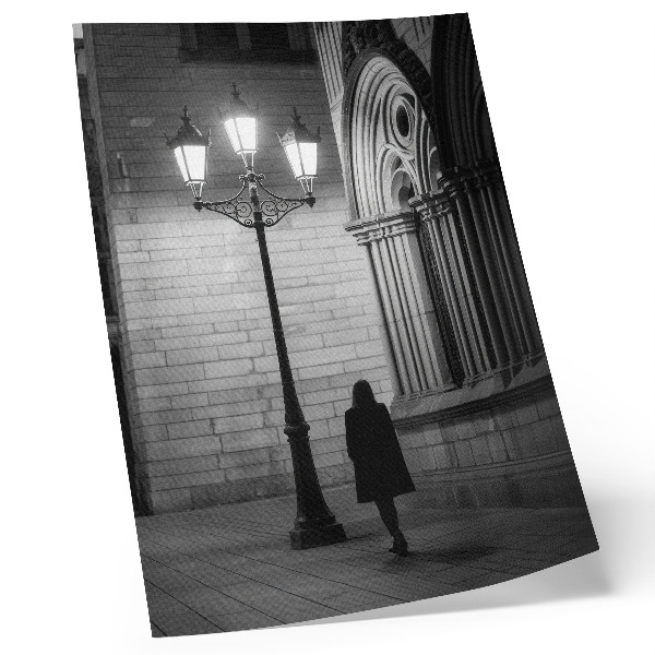 Wandposter Schwarz-weiße Architektur mit einer Laterne bei Nacht