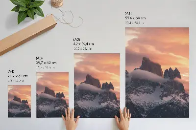 Kunstdruck auf Leinwand Sonnenuntergang in den Bergen mit Nebel, Harmonie und Geheimnis