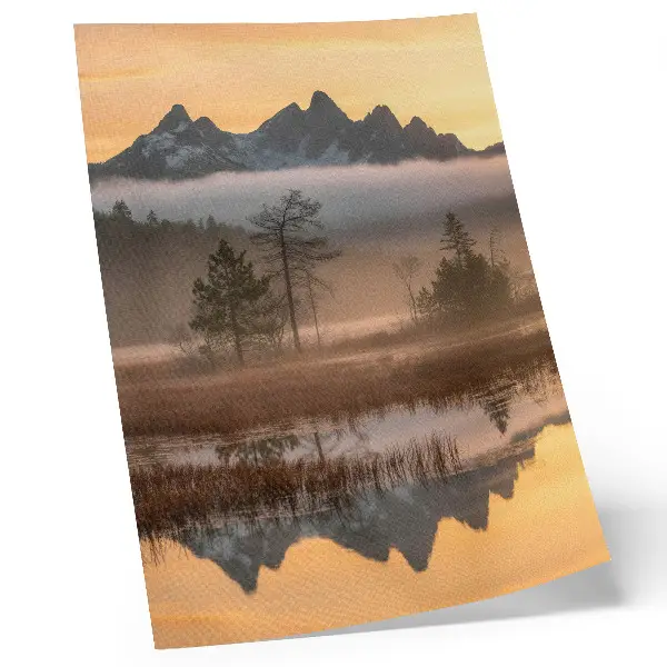 Wandposter berge, bäume, nebel und spiegelung im ruhigen wasser