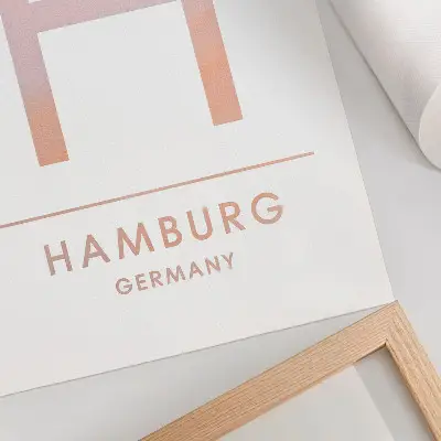 Wandposter minimalistischer Buchstabe H in modernen Pastelltönen