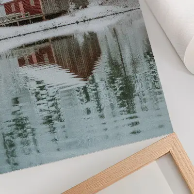 Poster rotes Häuschen zwischen schneebedeckten Bäumen am Wasser