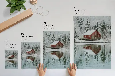 Poster rotes Häuschen zwischen schneebedeckten Bäumen am Wasser
