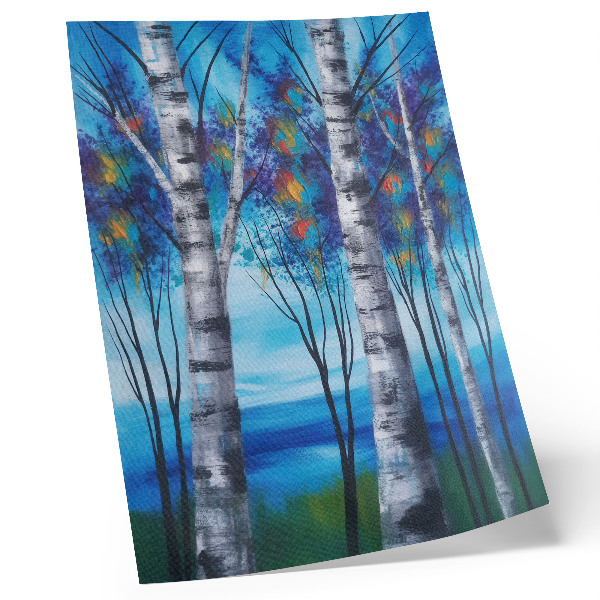 Wandposter Farbenfrohe Birken vor blauem Hintergrund und warmen Akzenten