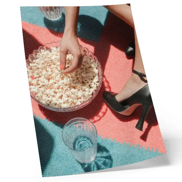 Wandposter mit bunten Teppich, Popcorn, Glas und eleganter Figur